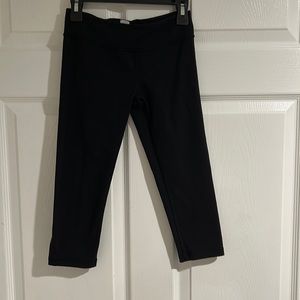 Lulu lemon/Ivivva girls croppped leggings in black size 10